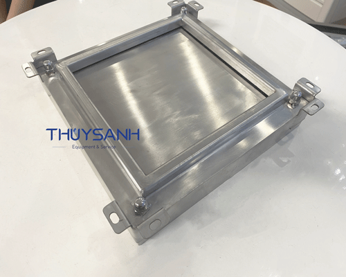 Mặt sau của nắp đậy điểm hút bể phốt inox